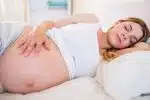 une femme enceinte qui dort