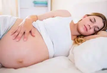 une femme enceinte qui dort