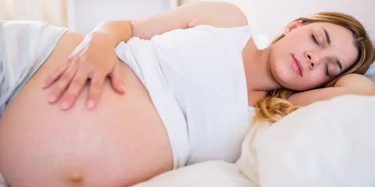 une femme enceinte qui dort