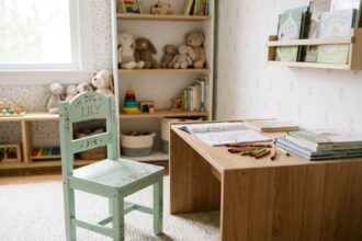 Chaise enfant personnalisée en bois avec prénom gravé dans une chambre colorée et bien rangée
