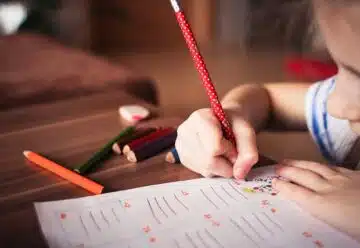 un enfant faisant ses devoirs