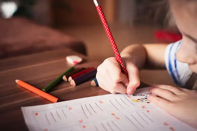 un enfant faisant ses devoirs