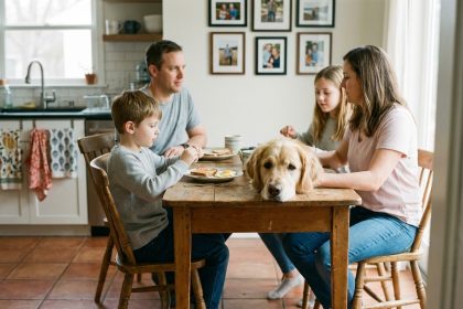 Famille avec chien lors d'un repas convivial à la maison