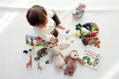 un bébé avec ses jouets