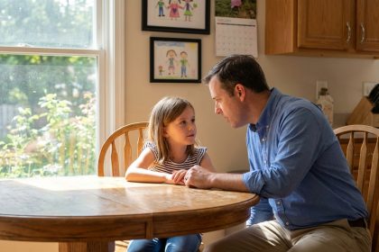 Père et fille discutant dans la cuisine lumineuse