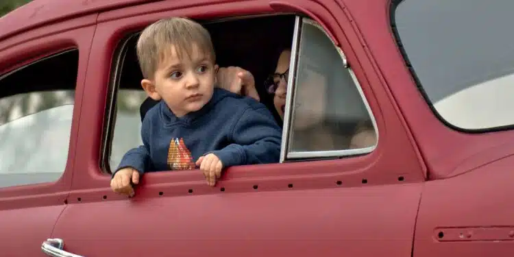 un enfant dans une voiture