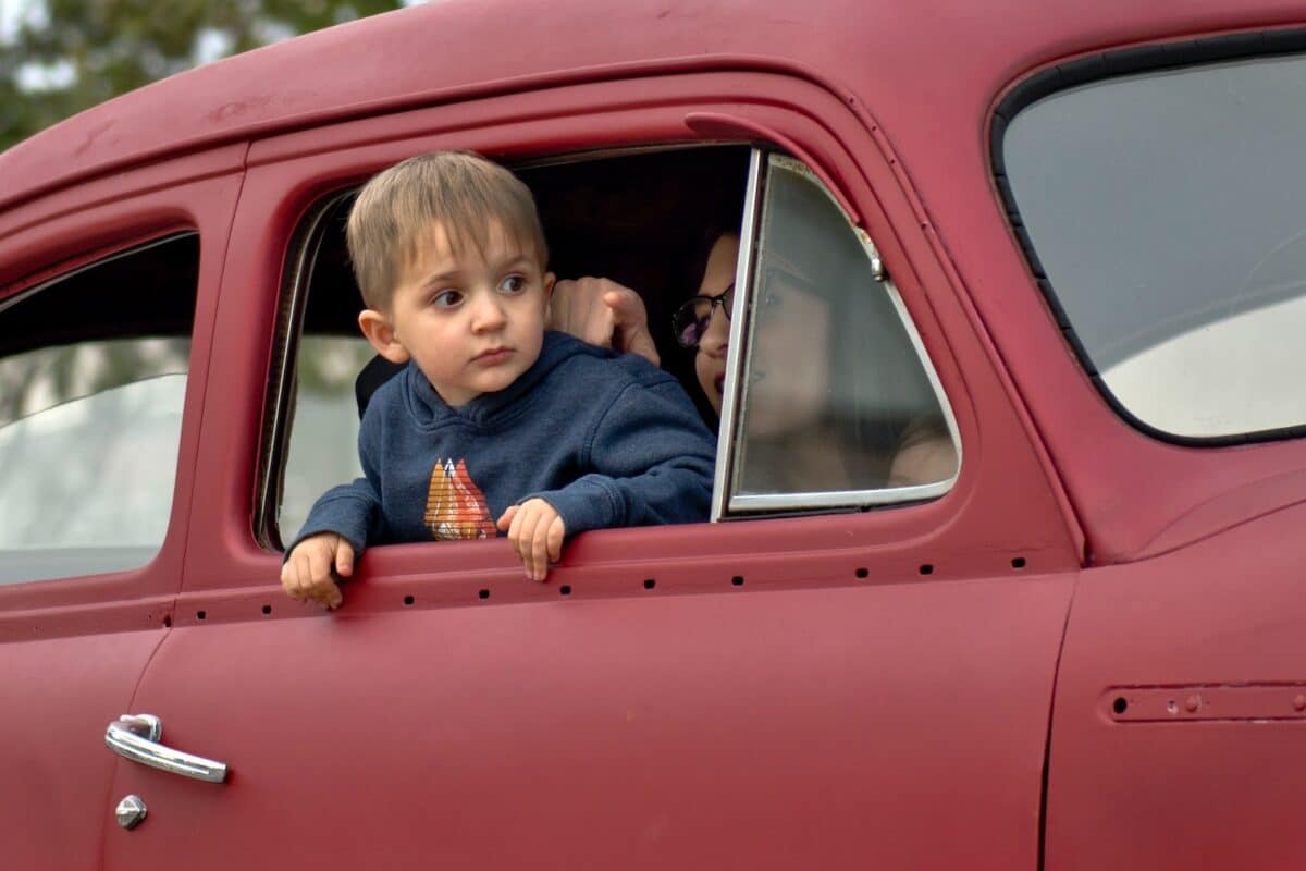 un enfant dans une voiture